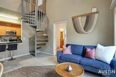 Image de Spectacular Location! West Campus Apt for 8 + Loft