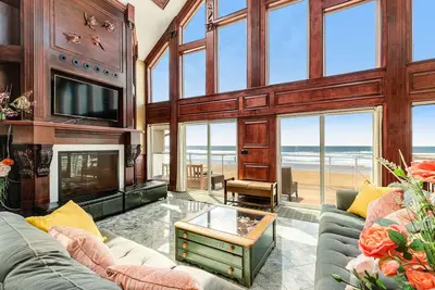 Image de Oceanfront Villa w/ WiFi, Private Hot Tub, Balconies, Beach Access, & Game Room