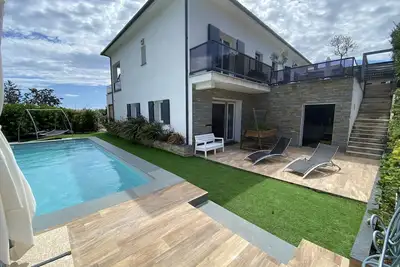 Image de Villa avec piscine privée, à 5 minutes des plages et du centre ville.