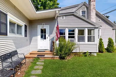 Image de Riverfront studio with river view, full kitchen, & free WiFi