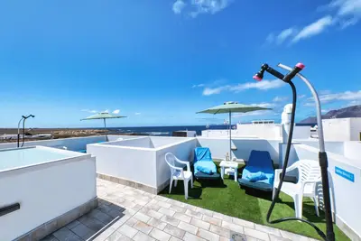 Image de Karma Famara 2 - 25m de la plage, wifi rapide et terrasse sur le toit