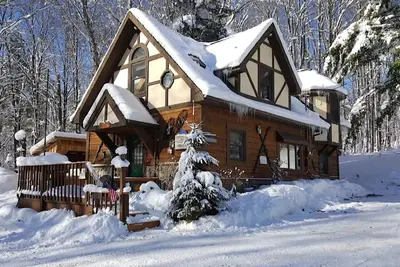 Cozy & Rustic 3 bdr chalet w/ plenty of privacy!
