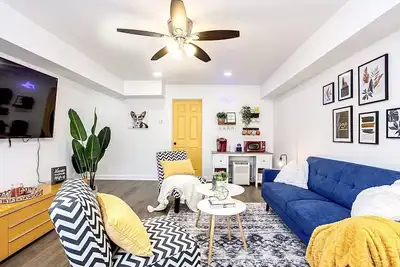Image de ⚡️Vibrant Moderne Basement Suite w/ Private Driveway ⚡️