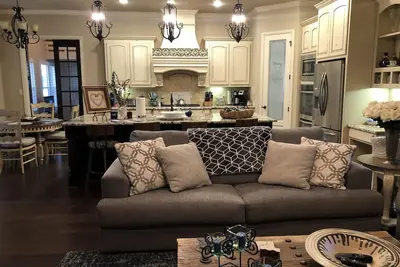 Image de Luxury Home In Town Of Granbury - Kokopelli Getaways