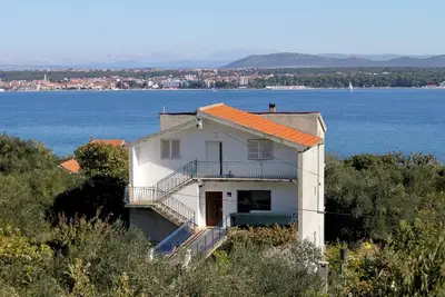 Image de Appartement de deux chambres avec la terrasse et la vue sur le mer Tkon, Pasman (A-9713-a)