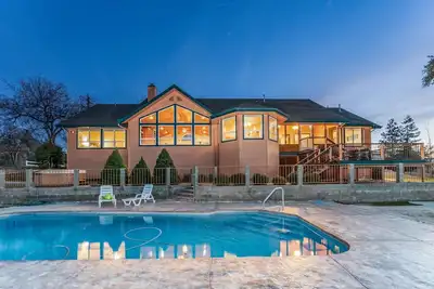 Image de Yosemite Adventure House with Pool-hot tub-game room!