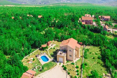 Image de Villa Bravic 4*, nature home with pool near Split