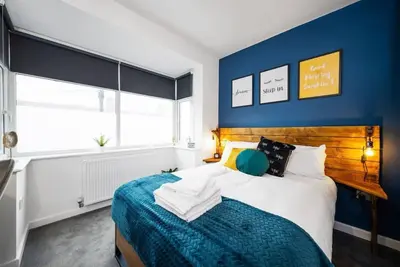 Image de 7 bed house| Sleeps 14 | Ensuite |Free Hs Wifi | TVs in rooms | City Centre | Inspire Homes