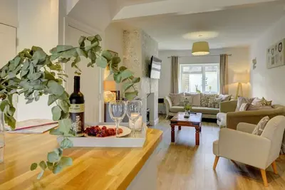 Image de Charming Country Cottage near Cotswolds Sleeps 8 4 bathrooms Kineton Near M40 Gaydon - Inspire Homes