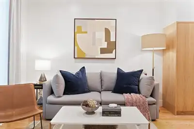 Image de 1-Bedroom Suite: Stylish Living with Parking and Pet Welcome