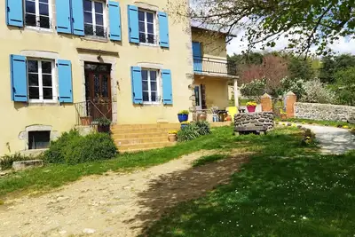 Image de Maison de Charme à Domeyrat: Jardin, Balades, Confort et Animations Culturelles