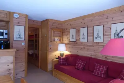 Image de Studio confortable à Méribel Altiport, skis aux pieds, terrasse ensoleillée, proche forêt