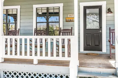 Image de Kirsche Haus | Full Kitchen | Fire-Pit | Yard Games | Children Welcome