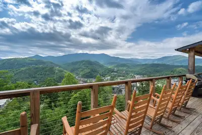 Image de Breathtaking views, game room, theater, and Skybridge nearby!