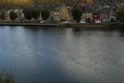 Image de Maison entièrement rénovée et très confortable à 250 m de la Meuse.