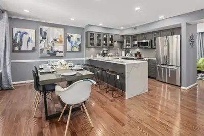 Image de Metropolis: Charming Townhome 40 Min from Dc
