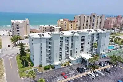 Image de Gorgeous Condo Steps From the Beach!
