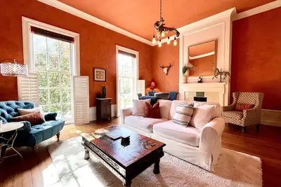 Image de Perfect Getaway Walking Distance to Everything w/ Parking by Lucky Savannah