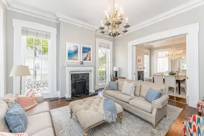 Image de Stunning Historic Mansion on Pulaski Square by Lucky Savannah