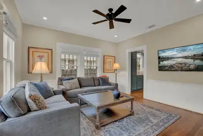 Image de Charming Craftsman Home! - 2 Blks from Main St!