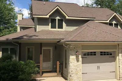Image de Beautifully furnished, Large, 5 bedroom home surrounded by nature!