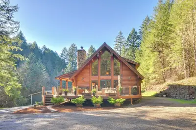 Image de Luxe Cabin in the Woods: Walk to Lake!
