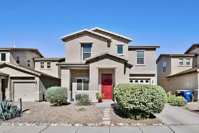 Image de Beautiful Family-Friendly Remodeled Red Door House