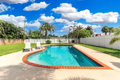 Image de Pool Home 3 Bed 3 Bath. 1 mile from beach!