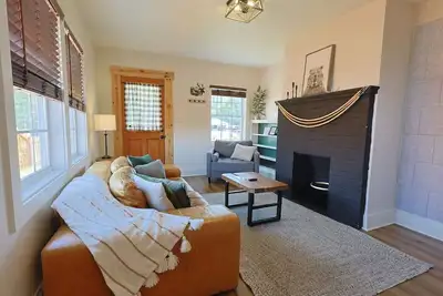 Image de Urban Cabin-Themed Duplex ⫸ Walk to Happy Holler