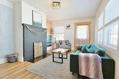 Image de Cabin-Themed Duplex ⫸ Walk to Happy Holler