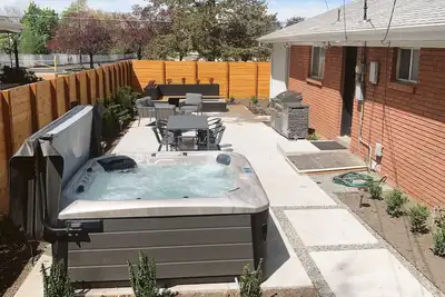 Image de Modern Retreat House Ski Snowboard Hot Tub Firepit Bbq