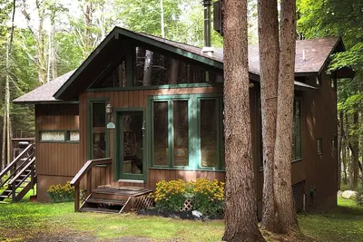 Image de 3-Acres Adirondack Cabin: private beach, sauna room, pool table