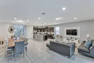 Amazing 8br/6ba Mansion with Pool