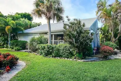 Image de Charming Beach Cottage. Walk to Beach, on Bike Path, Screened Porch, Heated Pool