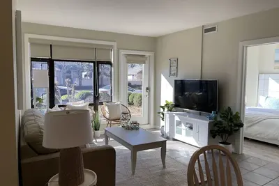 Image de Sunny Side Condo w\/ pool - 5 min walk to the beach