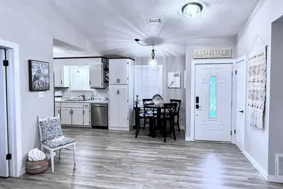 Image de Cozy Home Mins from Pensacola Beach Sleeps 6 Kid-Pet friendly Large Fenced yard