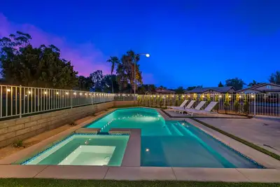 Image de Newly renovated Desert Retreat *Private oversized Pool* Walk to Stagecoach