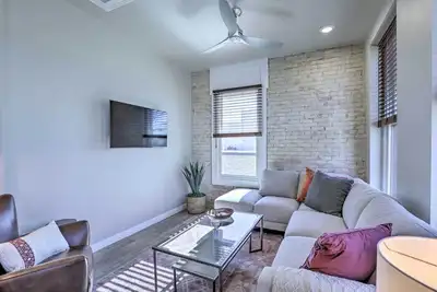 Image de Sleek, Newly Updated Downtown San Marcos Apt!