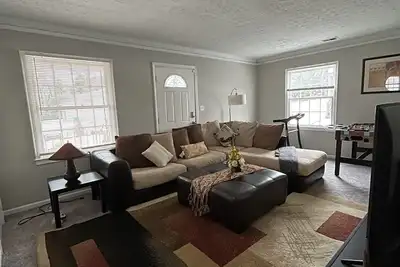 Image de Hip and cozy house with fenced yard next to Two golf course in the Decatur Ga