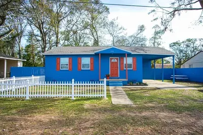 Image de Bright Blue Bungalow