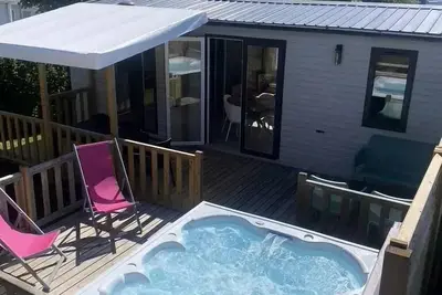 Image de Mobil Home Côté Jardin 3 Pièces 4 Personnes + Jacuzzi + Tv