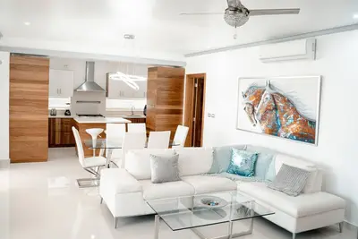 Image de Luxurious & Cozy 2br Condo 5 Minutes Walk to the Beach