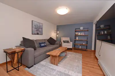 Image de Cozy Caribou Corner in peaceful wooded area, close to airport, trails, Sleeps 7!