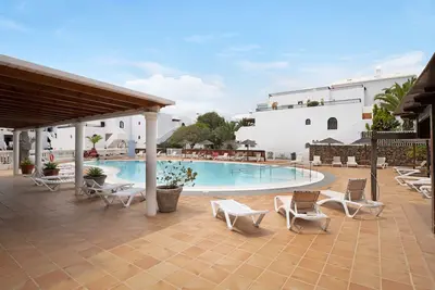 Image de Charmant appartement de rez-de-chaussée, proche plage, avec piscine partagée et Wi-Fi.
