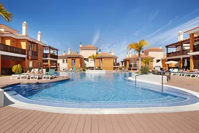 Image de Appartement \"Pineda B\" avec piscine, Wi-Fi, climatisation et terrasse