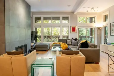 Image de Private Hot Tub | Luxury 4br | Garage | Walk or Bike To Lost Lake | Managed by Aloha Whistler