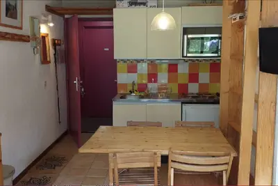 Image de studio near track and shopping mall