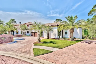 Image de Luxury Beach Estate 5200 Sq Ft Heated Pool-2 Golf Carts-Outdoor Kitchen-Tennis