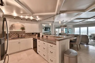 Image de Beautifully decorated completely remodeled with custom woodwork throught. . . top floor