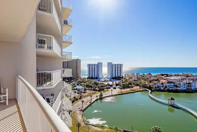 Image de Minutes From Private Beach! 3 Pools, Tiki Bar and Restaurant!